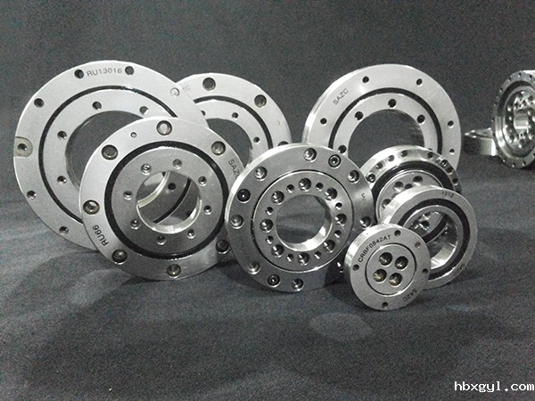 交叉滚子轴承和转台轴承的区别有哪些?详解两者优势 交叉滚子轴承和转台轴承的区别有哪些?详解两者优势